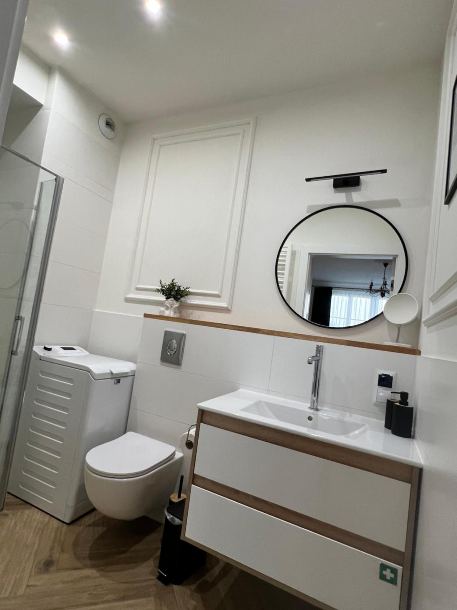 Atrium - Old Town Luxury Apartments - By Upstairs คราคูฟ ภายนอก รูปภาพ