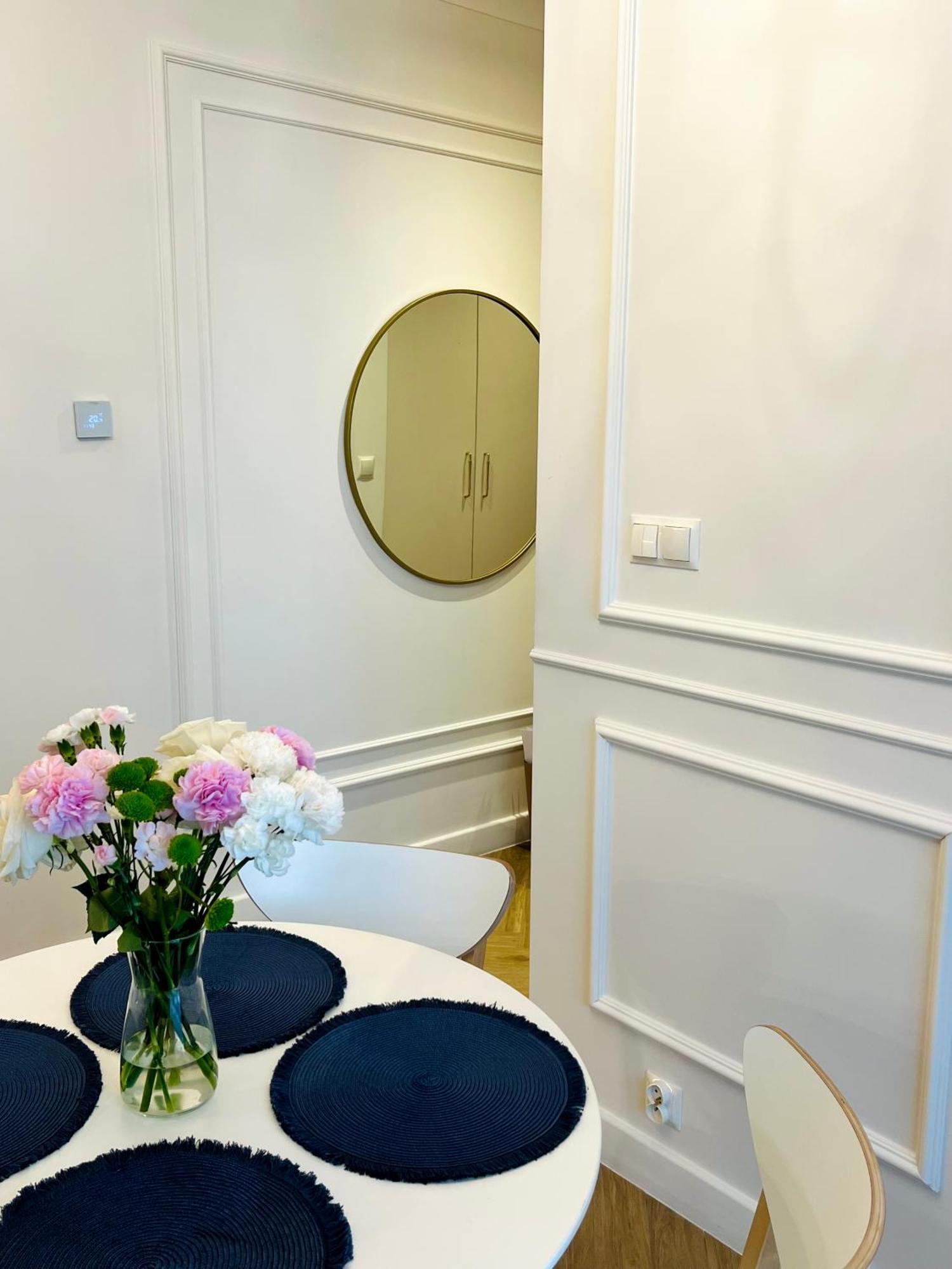 Atrium - Old Town Luxury Apartments - By Upstairs คราคูฟ ภายนอก รูปภาพ
