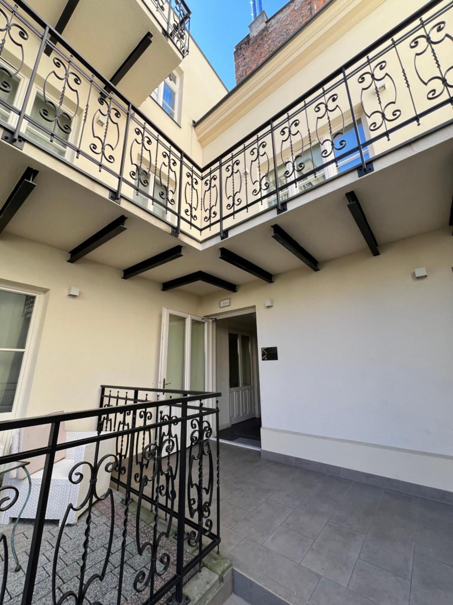 Atrium - Old Town Luxury Apartments - By Upstairs คราคูฟ ภายนอก รูปภาพ