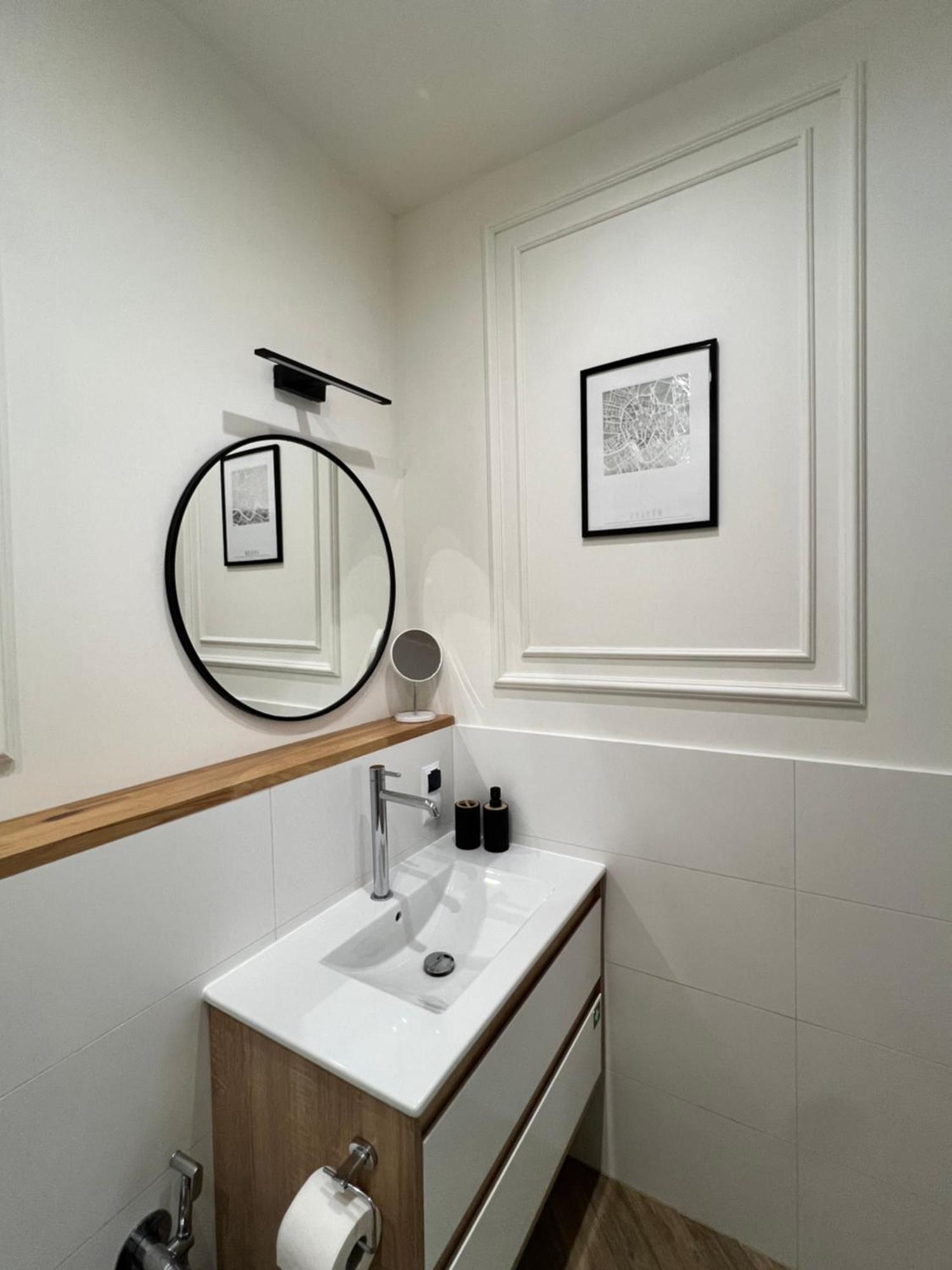 Atrium - Old Town Luxury Apartments - By Upstairs คราคูฟ ภายนอก รูปภาพ